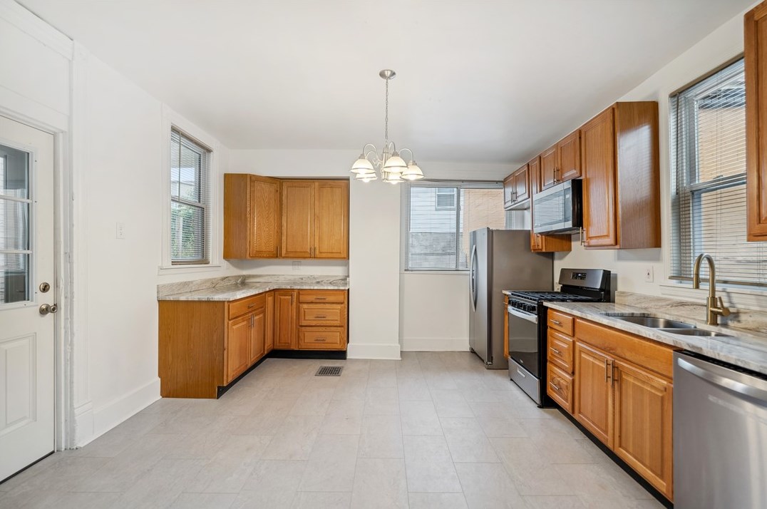 816 Chartiers Ave, Pittsburgh PA  15204-2261 exterior