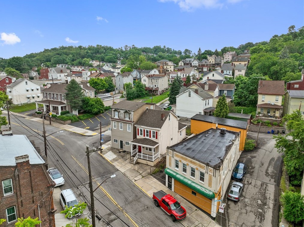 816 Chartiers Ave, Pittsburgh PA  15204-2261 exterior