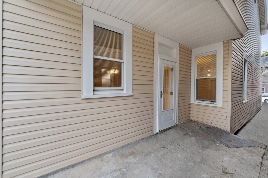 816 Chartiers Ave, Pittsburgh PA  15204-2261 exterior