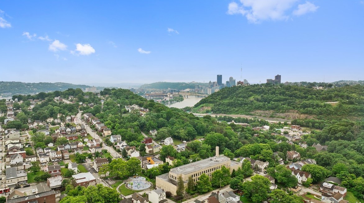 816 Chartiers Ave, Pittsburgh PA  15204-2261 exterior