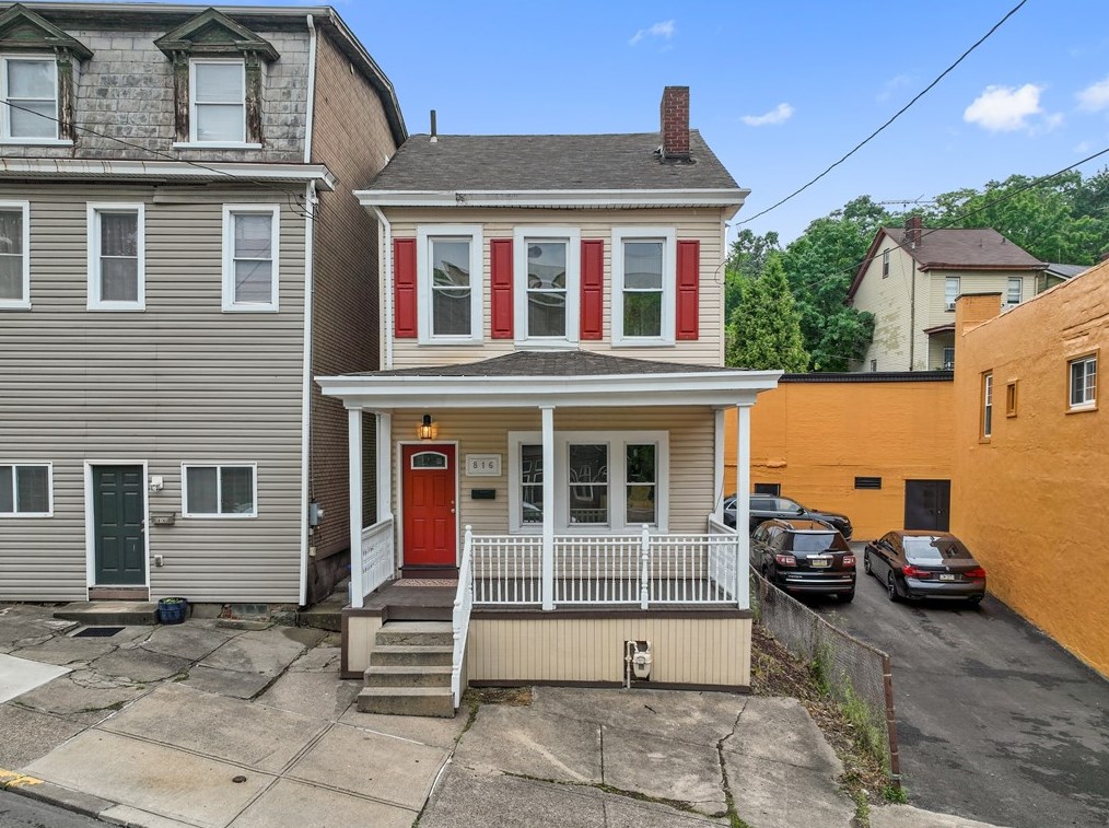 816 Chartiers Ave, Pittsburgh PA  15204-2261 exterior