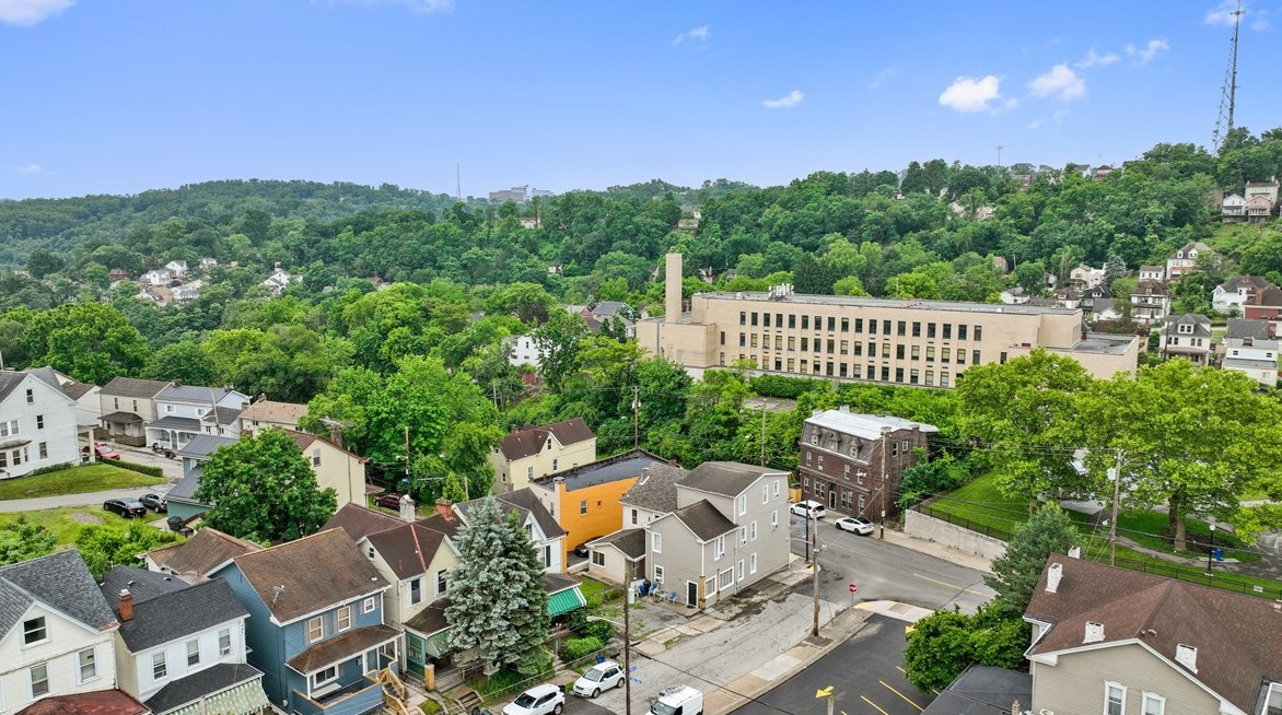 816 Chartiers Ave, Pittsburgh PA  15204-2261 exterior