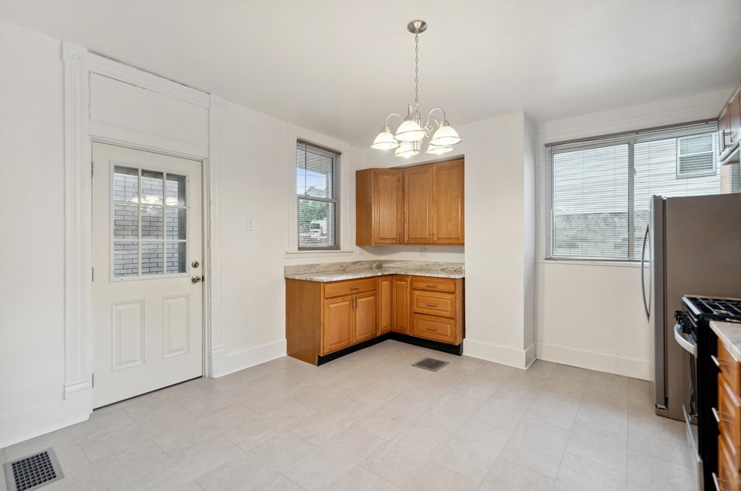 816 Chartiers Ave, Pittsburgh PA  15204-2261 exterior