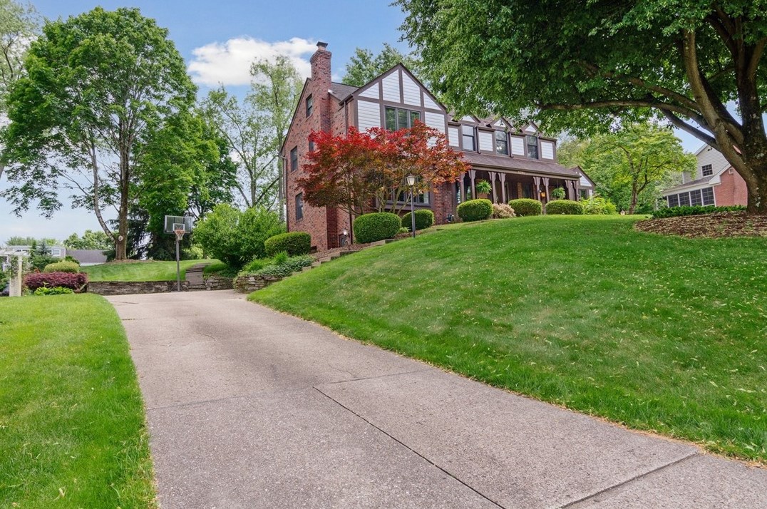 1390 Redfern Dr, Pittsburgh, PA 15241