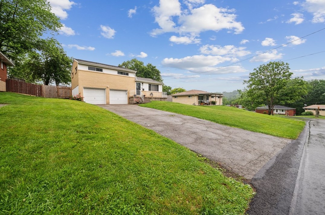 532 Sunnyfield Dr, Monroeville, PA 15146-1613