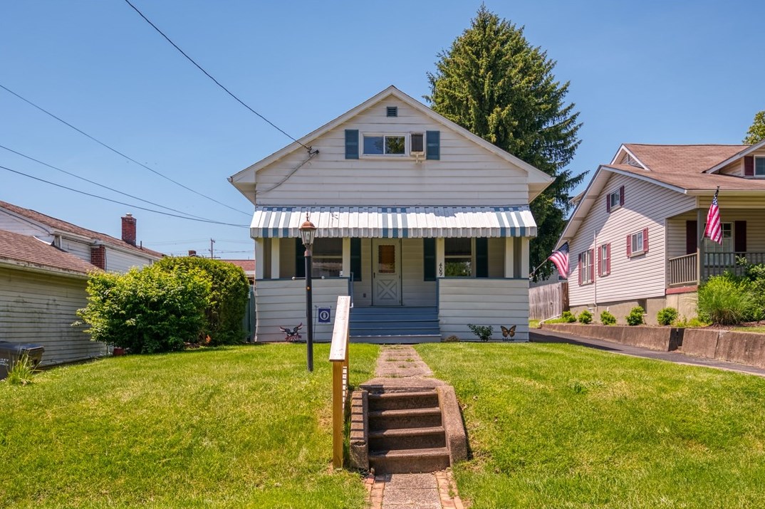 409 18th Ave, Beaver Falls, PA 15010-2945