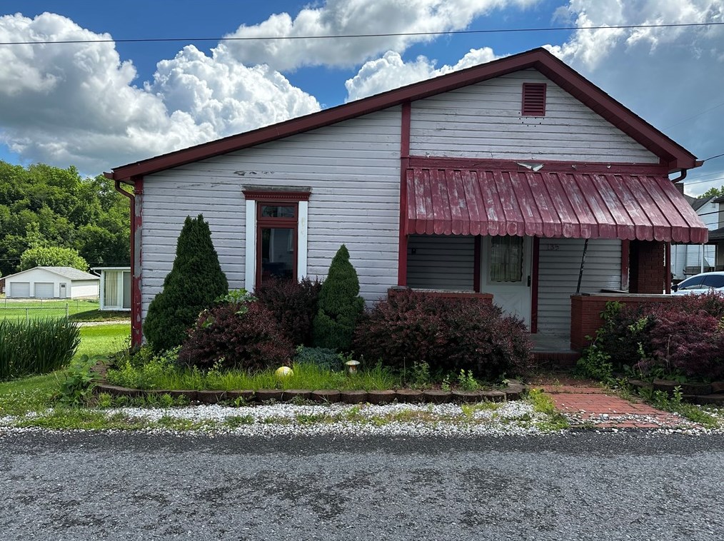 135 2nd St, Rogersville, PA 15359