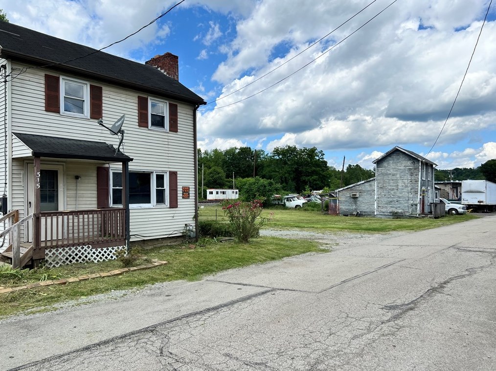 319 Blackburn St, West Newton, PA 15089-1627