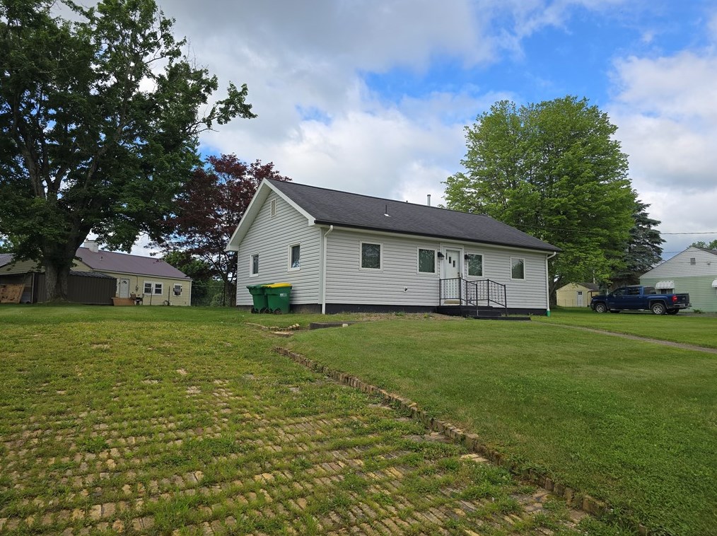 142 Delaware Dr, Butler, PA 16001-7414