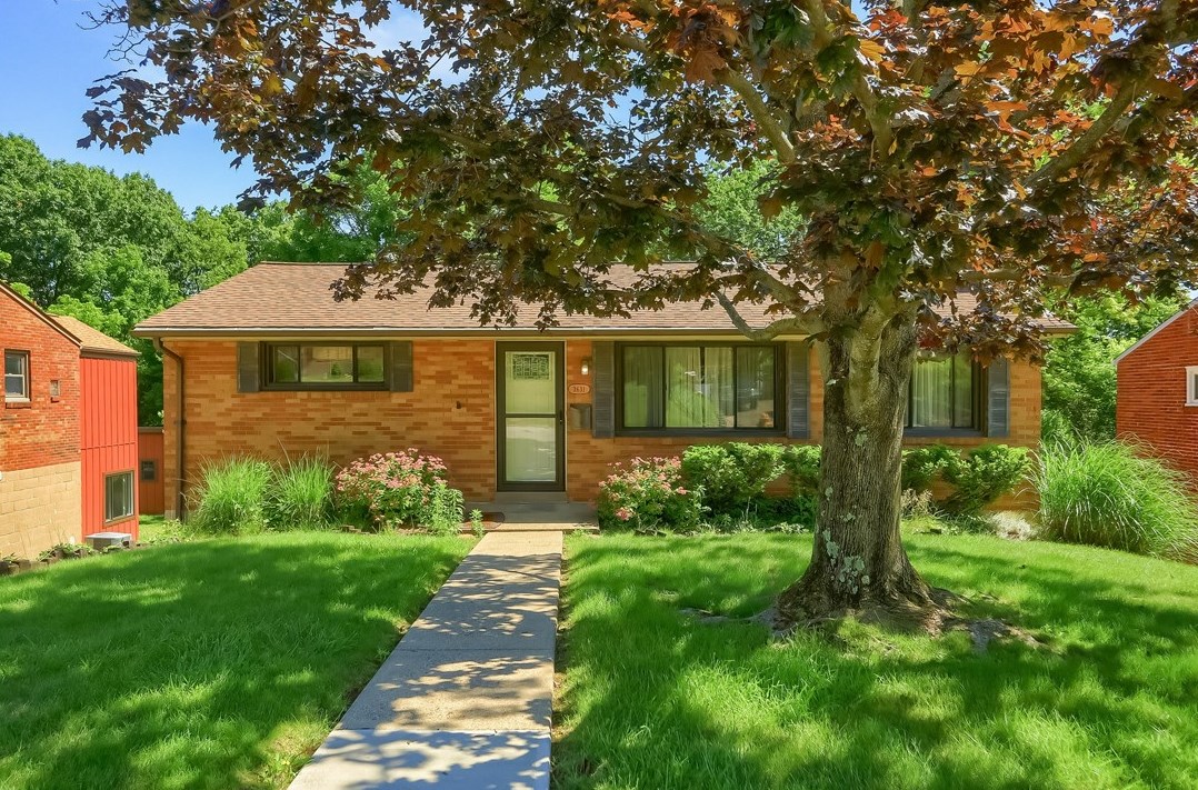 3631 Wallace Dr, Pittsburgh, PA 15227-4427