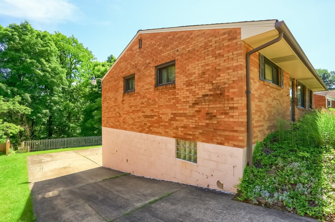 3631 Wallace Dr, Pittsburgh PA 15227-4265 exterior