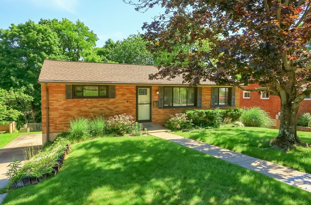 3631 Wallace Dr, Pittsburgh PA 15227-4265 exterior