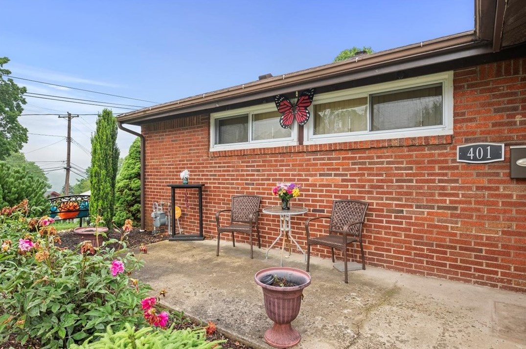 401 Dunbar Dr, Pittsburgh, PA 15235-5218