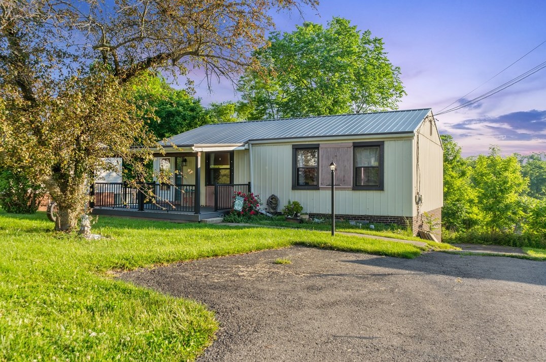 102 W Crestridge Dr, Moon Twp, PA 15108