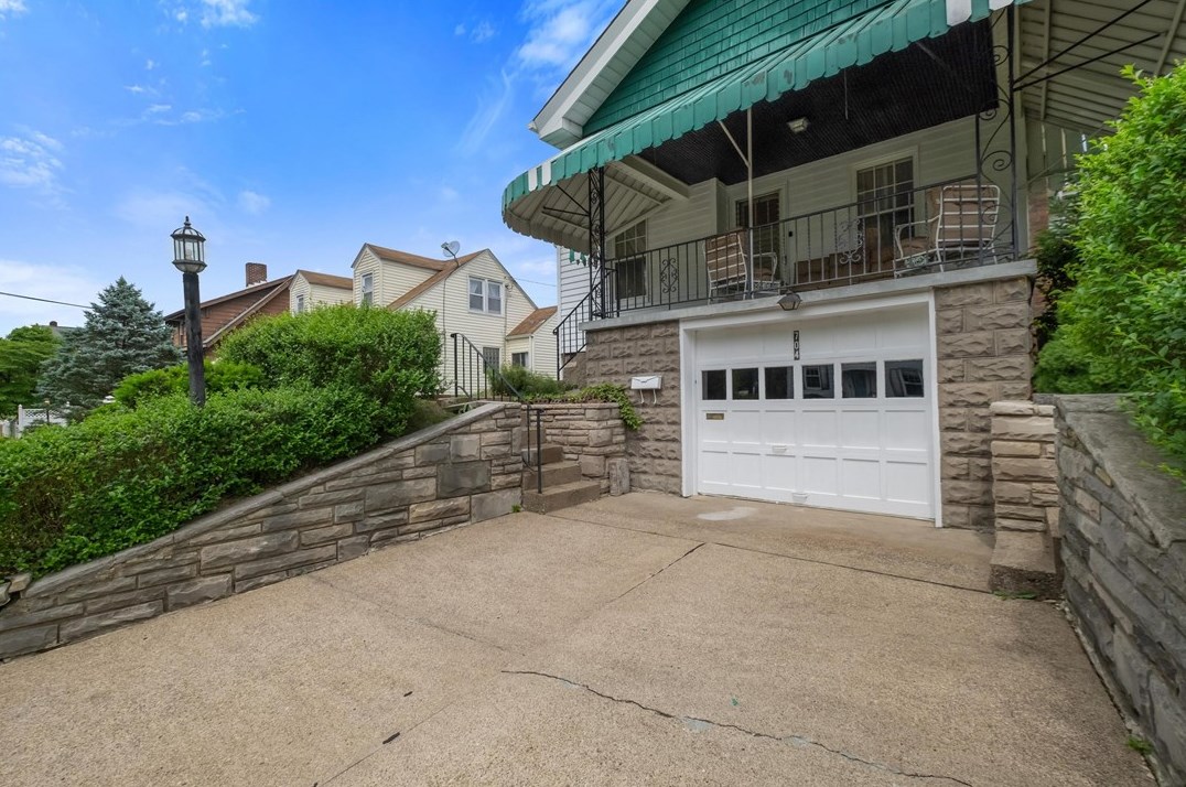 704 Louann St, Pittsburgh PA  15223-1251 exterior