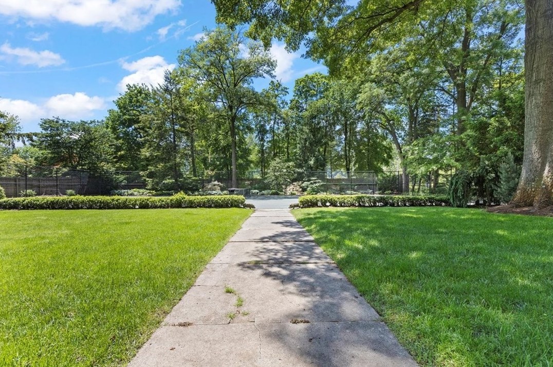 204 Edgeworth Ln, Sewickley, PA 15143-1053