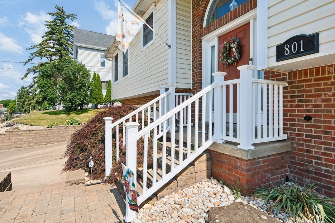 801 Ridge Ave, Jeannette, PA 15644