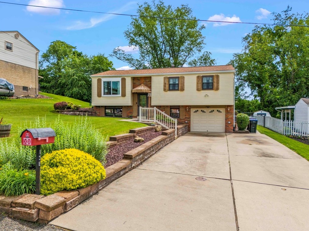 138 Convair Dr, Moon Twp, PA 15108-2404