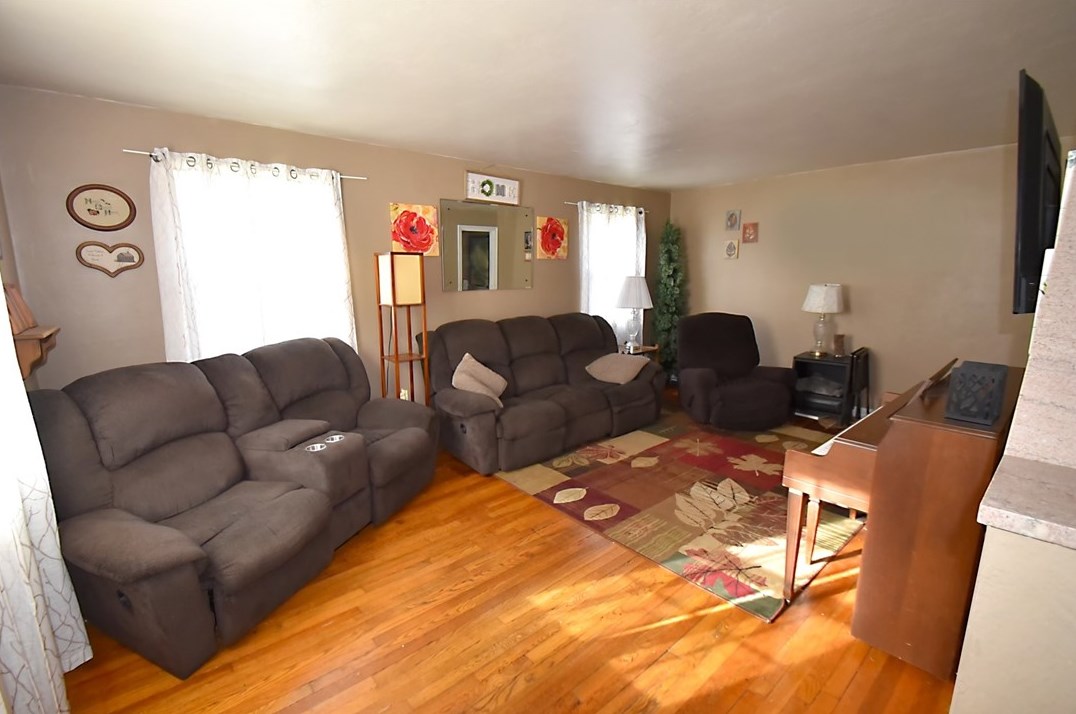 217 Stevens Dr, Pittsburgh, PA 15236