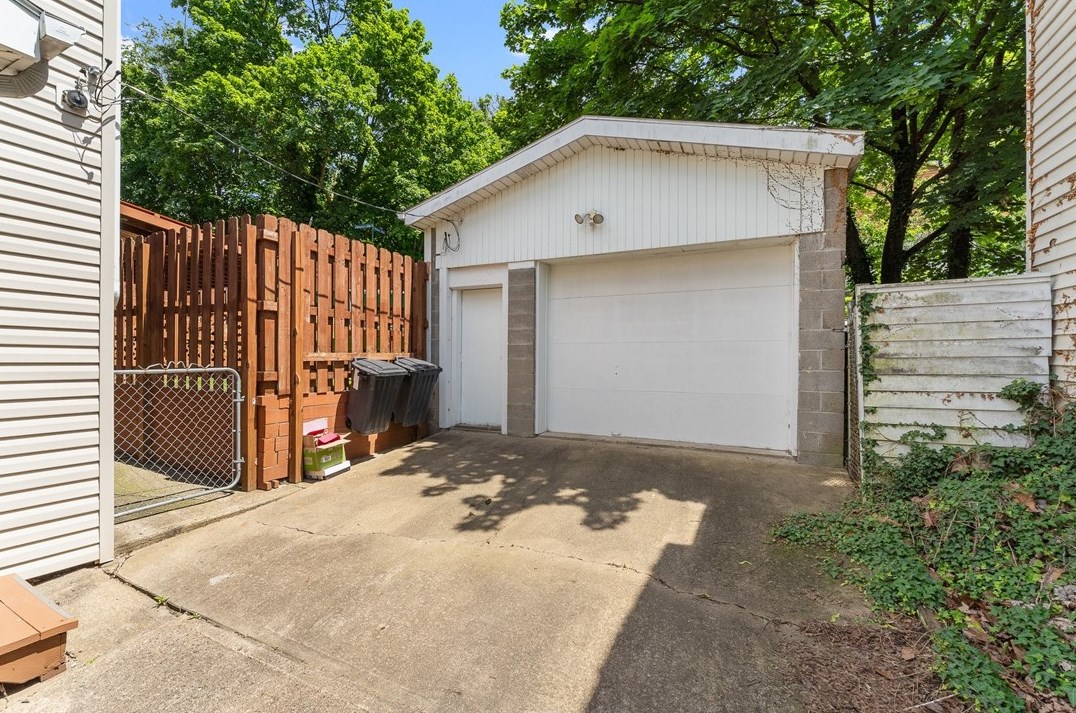 409 Lorenz Ave, Pittsburgh PA 15220-5734 exterior