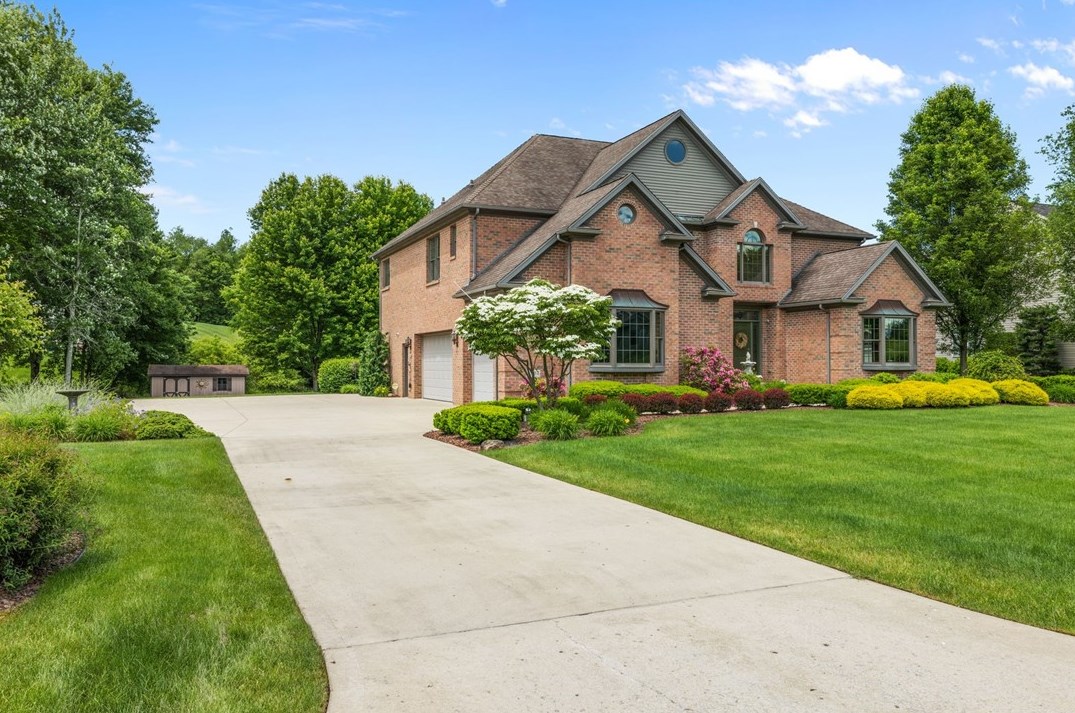2504 Ron Dr, New Castle, PA 16101-5570