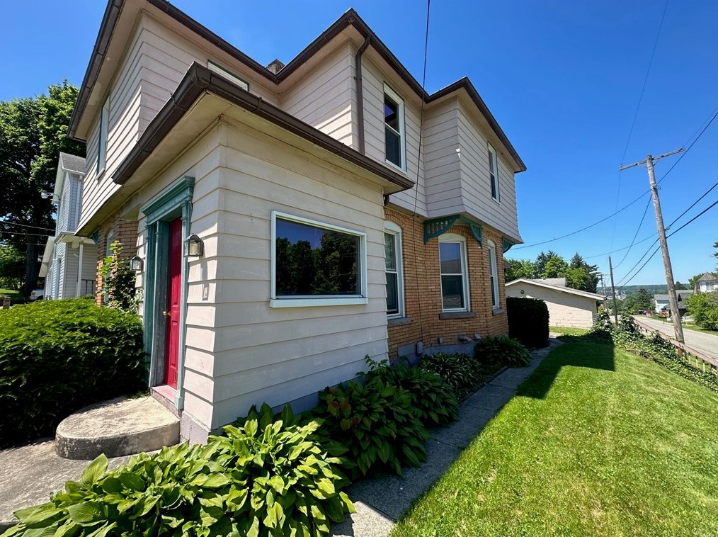 111 E Tempalena Ave, New Castle, PA 16102