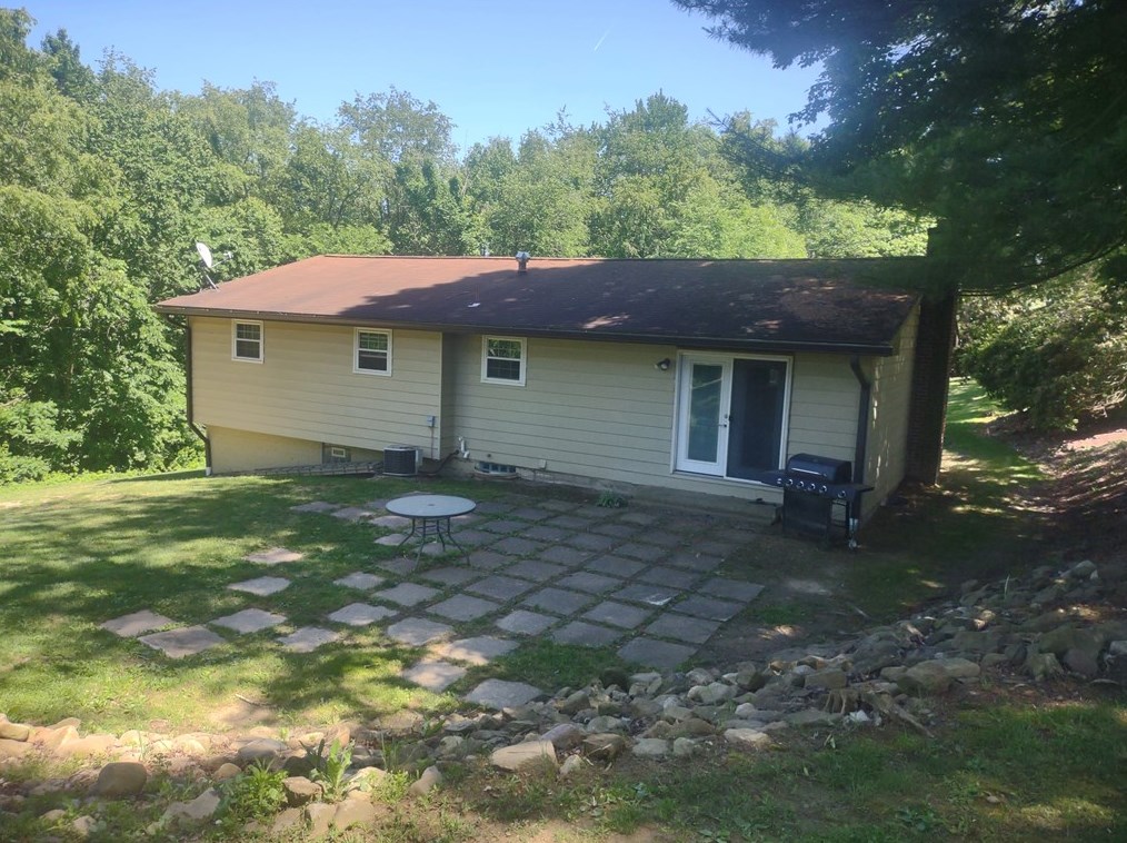 245 Glenwood Dr, Ellwood City, PA 16117