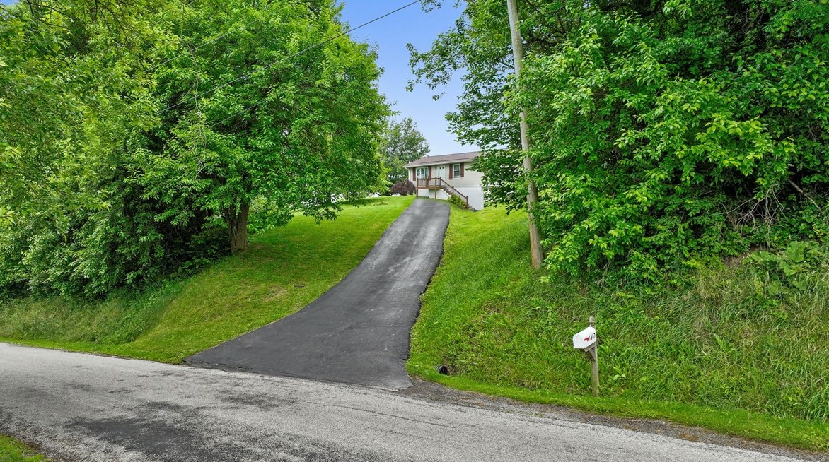 1667 Deerfield Rd, Washington, PA 15301-9132