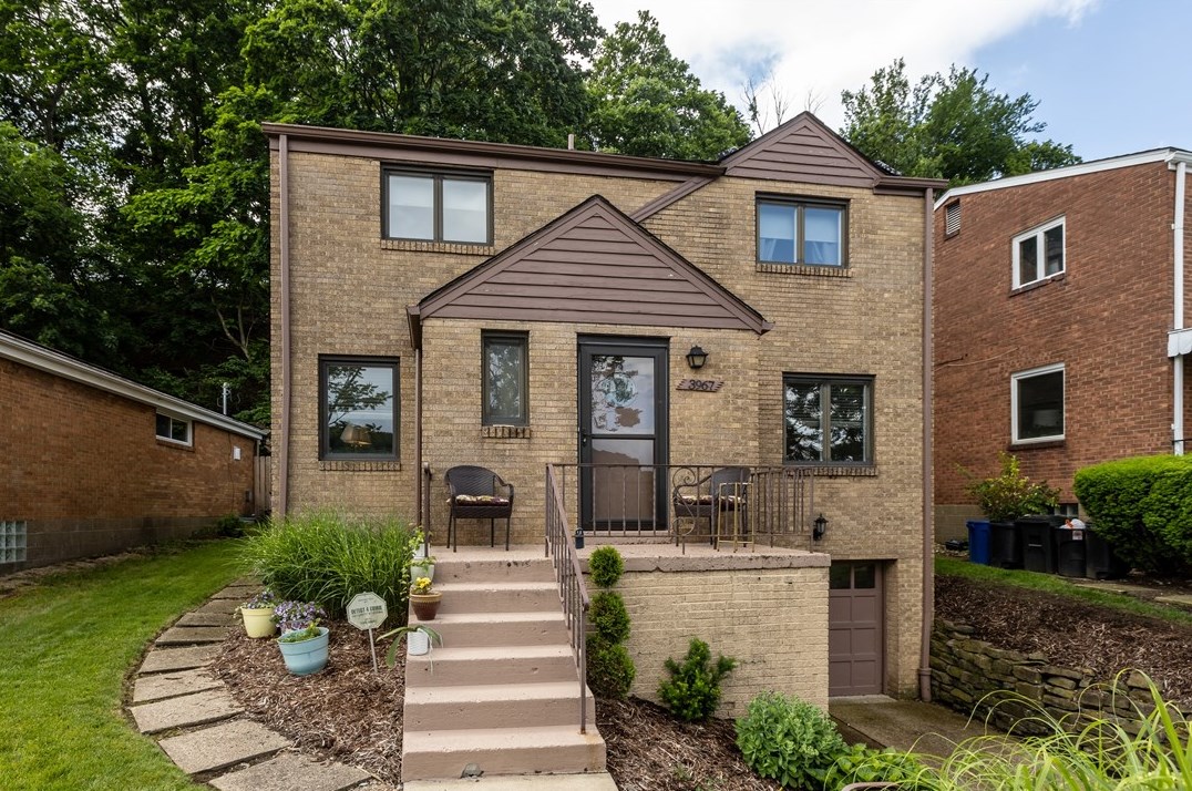 3967 Boulevard Dr, Pittsburgh, PA 15217-2619