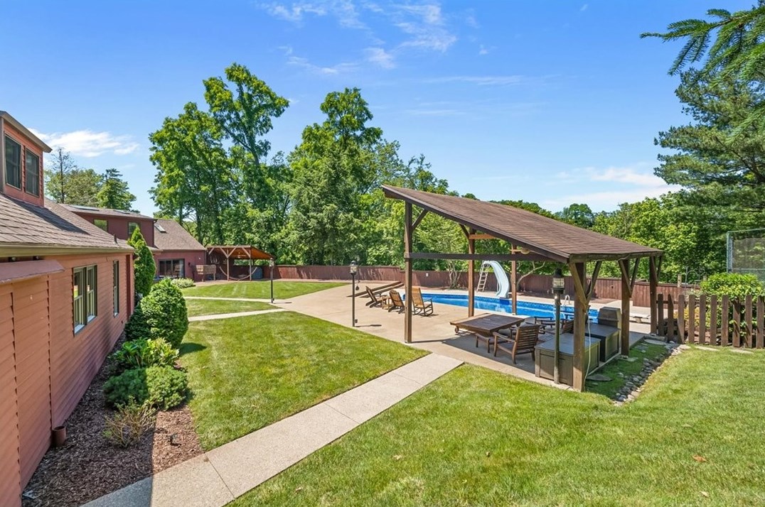 2350 Morrow Rd, Pittsburgh PA 15241-3318 exterior