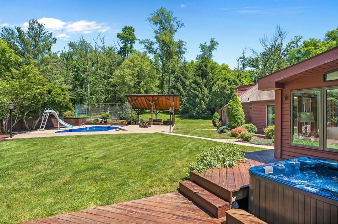 2350 Morrow Rd, Pittsburgh PA 15241-3318 exterior