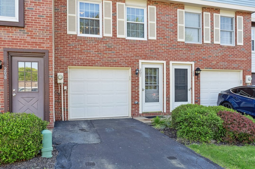 207 Bonnie Brae Dr, Moon Twp, PA 15108-3847