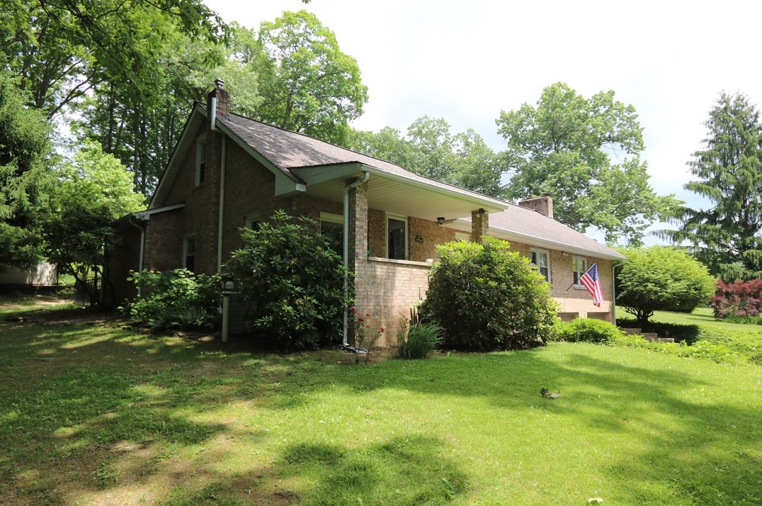110 Hillvue Ln, Butler, PA 16001-3402