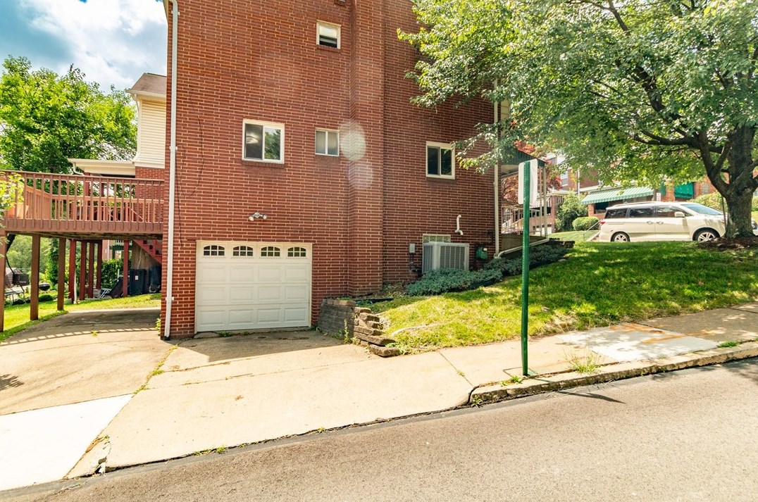 4045 Cloverlea St, Pittsburgh PA 15227-3442 exterior