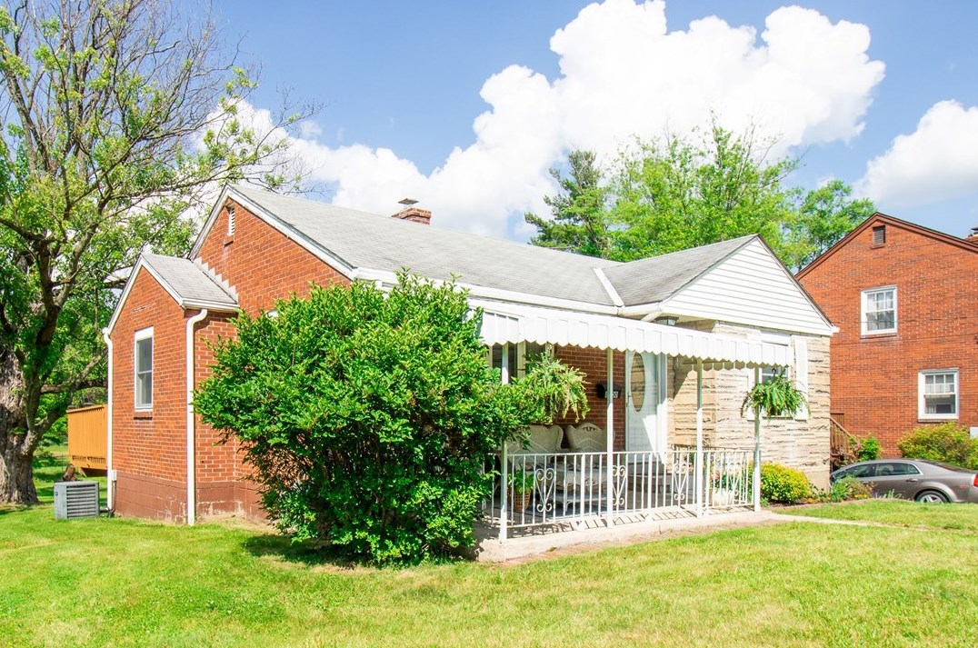 8300 Remington Dr, Pittsburgh, PA 15237