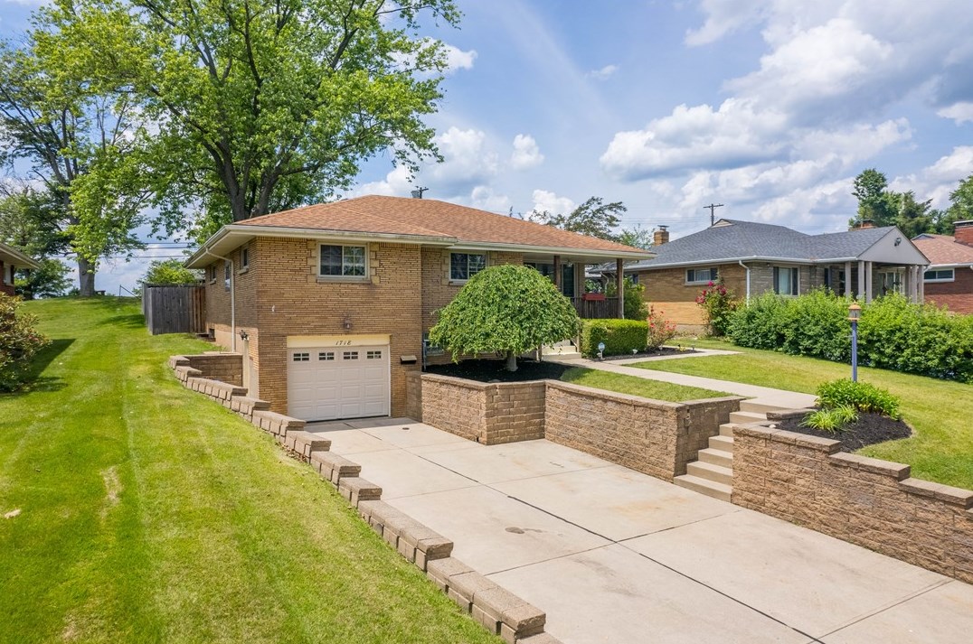 1718 Worcester Dr, Pittsburgh, PA 15243-1536