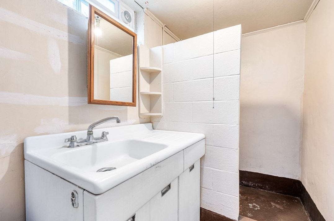 657 4th St, Hermitage PA  16150-2063 exterior