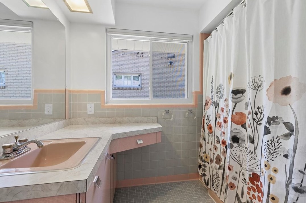 286 Oriole Dr, Pittsburgh PA 15220-3215 exterior