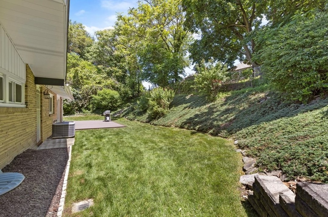 286 Oriole Dr, Pittsburgh PA 15220-3215 exterior