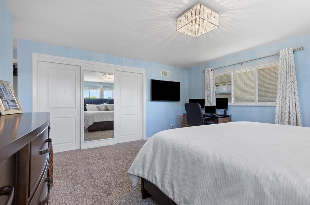 286 Oriole Dr, Pittsburgh PA 15220-3215 exterior