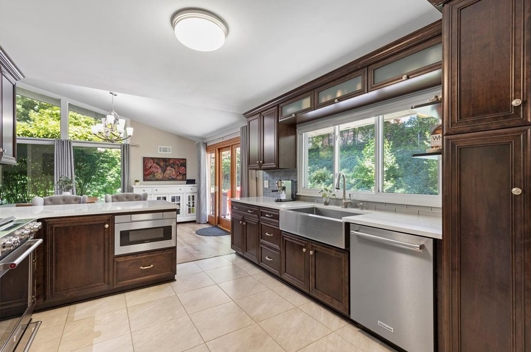 286 Oriole Dr, Pittsburgh PA 15220-3215 exterior