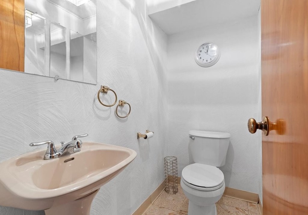 286 Oriole Dr, Pittsburgh PA 15220-3215 exterior