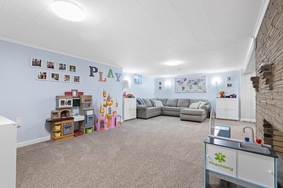 286 Oriole Dr, Pittsburgh PA 15220-3215 exterior