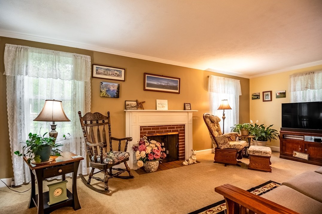 141 Oakdale Ave, Hermitage, PA 16148-1832