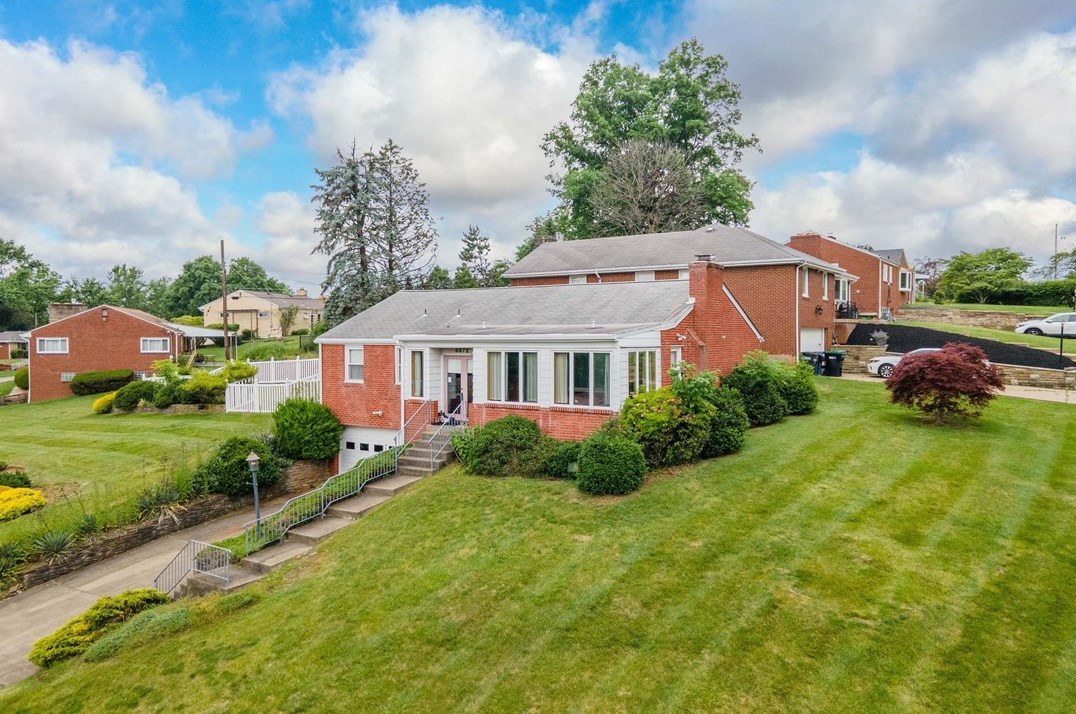 4672 Willow Dr, Pittsburgh, PA 15236-1843