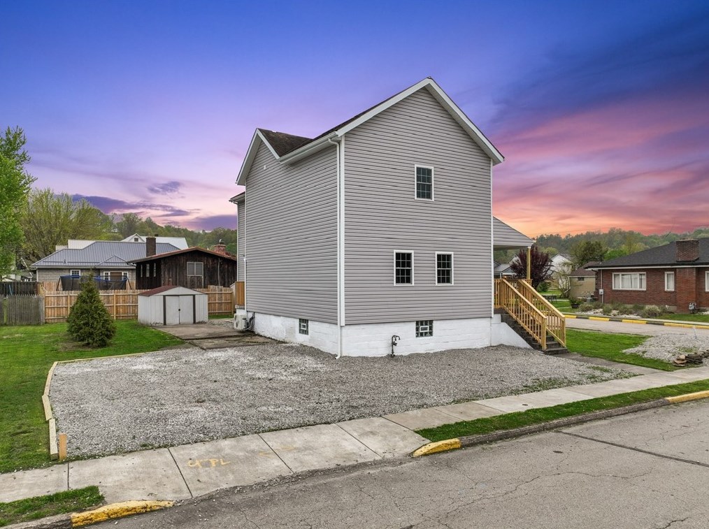 204 Railroad St, Stockdale, PA