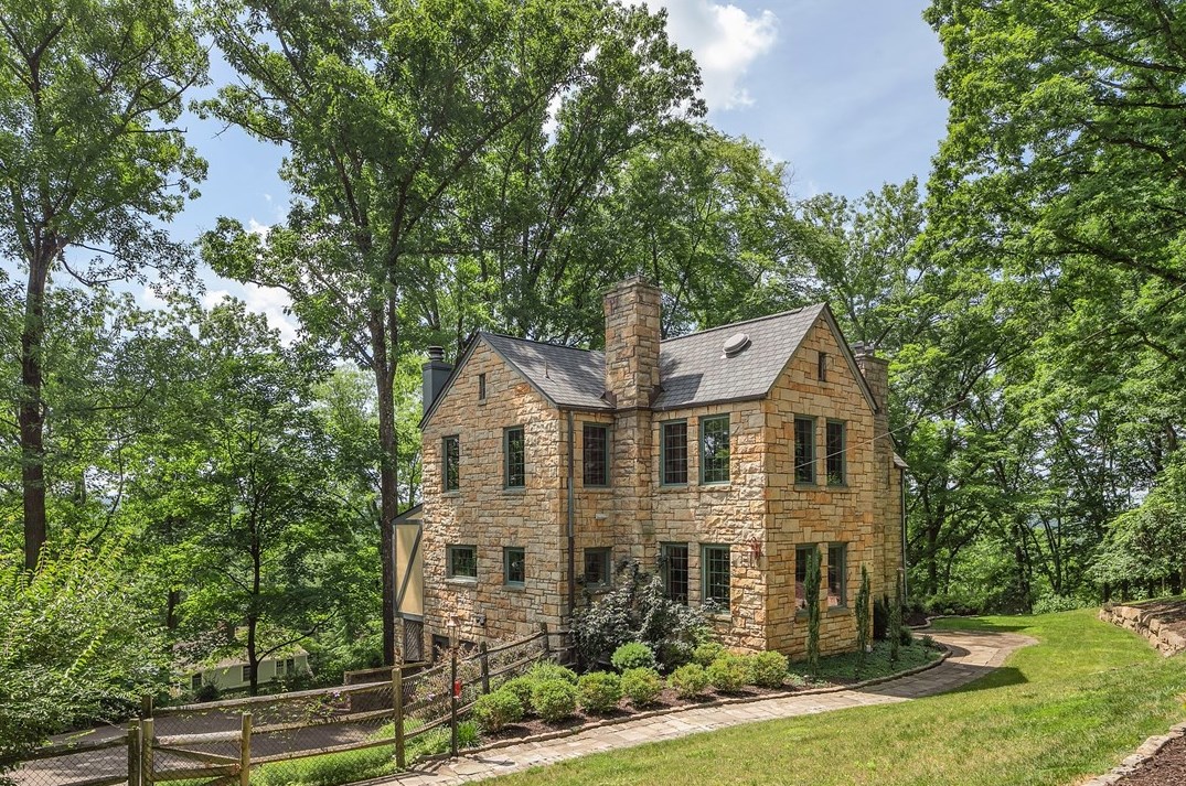190 Grandview Dr, Pittsburgh, PA 15215-1821