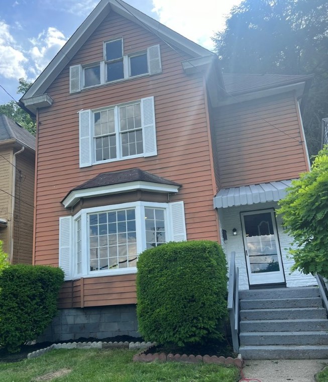 34 Bridge St, Beaver Falls, PA 15010-3260