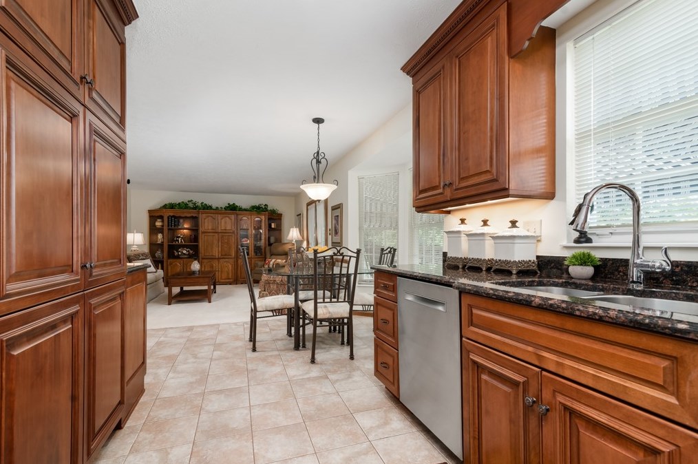 1615 Frst Rdg Dr, Pittsburgh PA 15221-4047 exterior