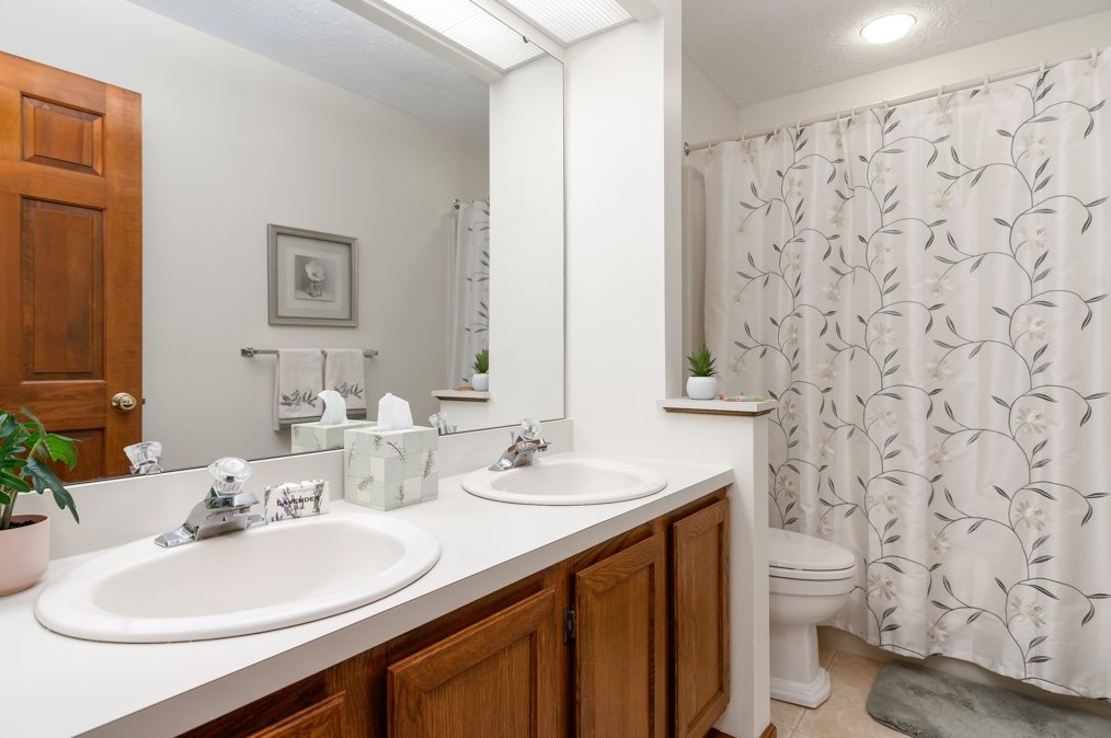 1615 Frst Rdg Dr, Pittsburgh PA 15221-4047 exterior